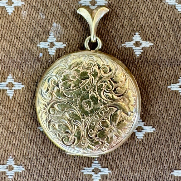 Vintage Gold Floral Locket - Picture 2 of 5